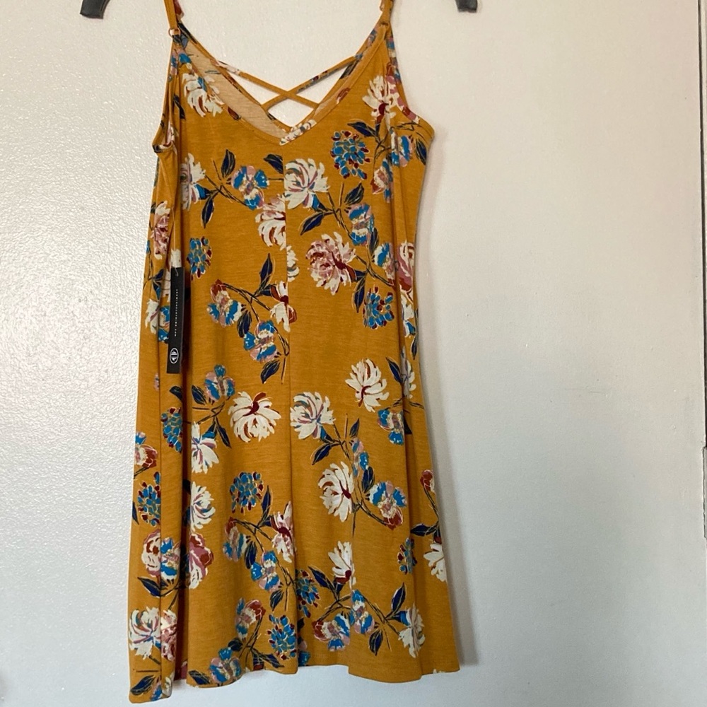 *BRAND NEW* Macy’s Mustard Yellow Floral Crisscross Slip On V-Neck Spring Dress - Picture 3 of 3